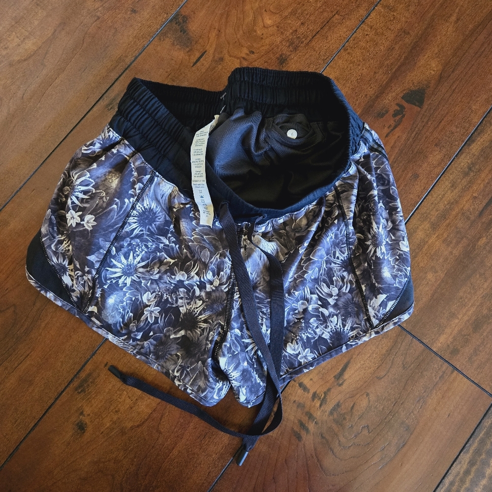 Lululemon Hotty Hot Shorts Flowabunga Black Angel Wing Low Rise Lined 2.5" Sz 6 - Picture 6 of 15